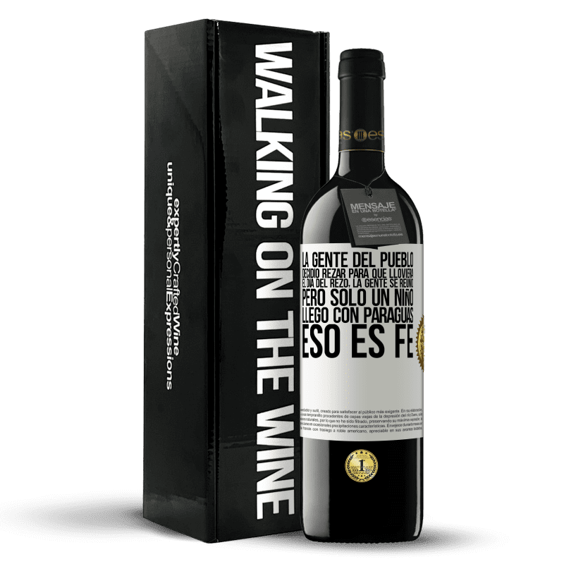 39,95 € Envío gratis | Vino Tinto Edición RED MBE Reserva La gente del pueblo decidió rezar para que lloviera. El día del rezo, la gente se reunió, pero sólo un niño llego con Etiqueta Blanca. Etiqueta personalizable Reserva 12 Meses Cosecha 2015 Tempranillo