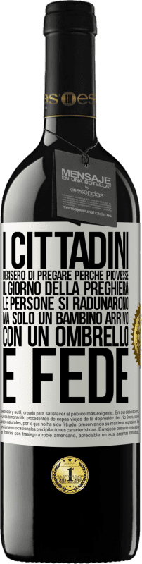 39,95 € Spedizione Gratuita | Vino rosso Edizione RED MBE Riserva I cittadini decisero di pregare perché piovesse. Il giorno della preghiera, le persone si radunarono, ma solo un bambino Etichetta Bianca. Etichetta personalizzabile Riserva 12 Mesi Raccogliere 2015 Tempranillo