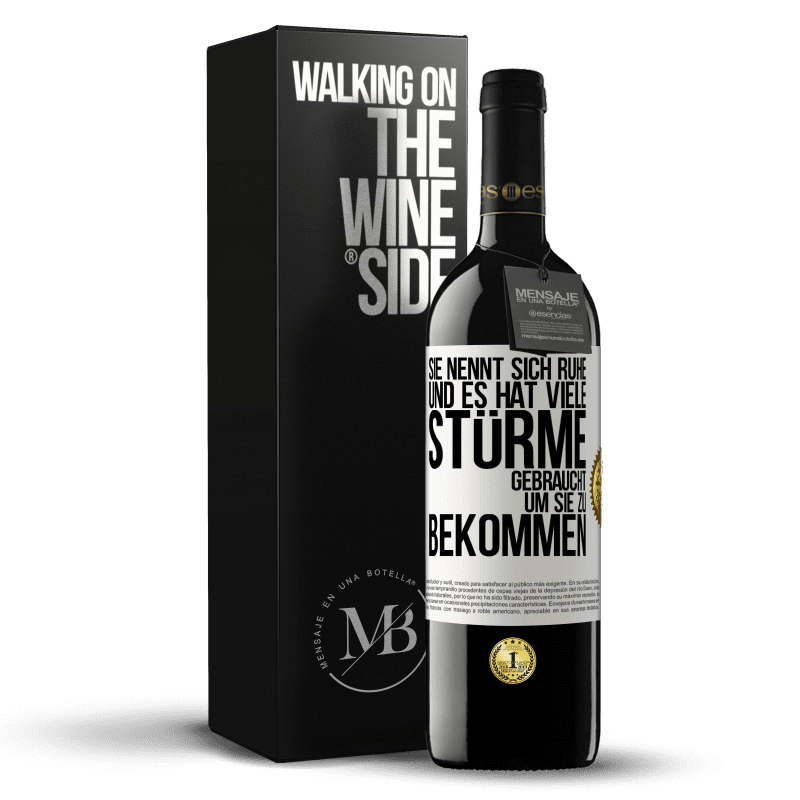 39,95 € Kostenloser Versand | Rotwein RED Ausgabe MBE Reserve Sie nennt sich Ruhe, und es hat viele Stürme gebraucht, um sie zu bekommen Weißes Etikett. Anpassbares Etikett Reserve 12 Monate Ernte 2016 Tempranillo