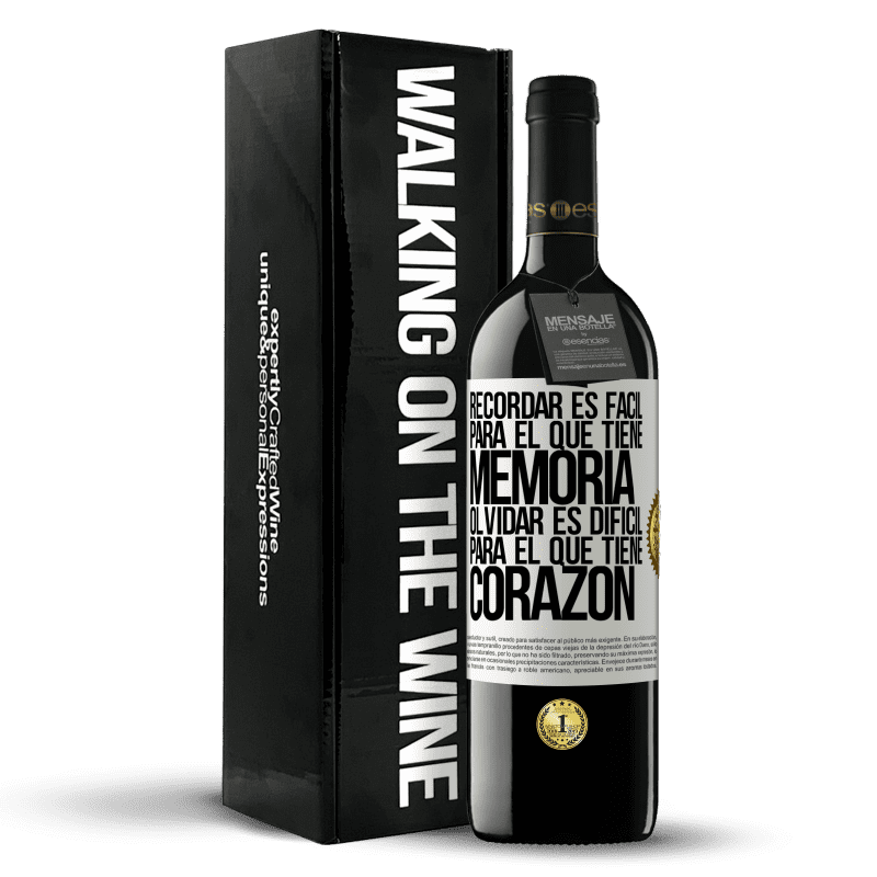 39,95 € Envío gratis | Vino Tinto Edición RED MBE Reserva Recordar es fácil para el que tiene memoria. Olvidar es difícil para el que tiene corazón Etiqueta Blanca. Etiqueta personalizable Reserva 12 Meses Cosecha 2015 Tempranillo