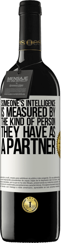 «Чей-то интеллект измеряется тем типом человека, которого они имеют в качестве партнера» Издание RED MBE Бронировать