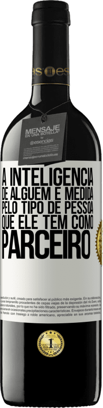 39,95 € | Vinho tinto Edição RED MBE Reserva A inteligência de alguém é medida pelo tipo de pessoa que ele tem como parceiro Etiqueta Branca. Etiqueta personalizável Reserva 12 Meses Colheita 2015 Tempranillo