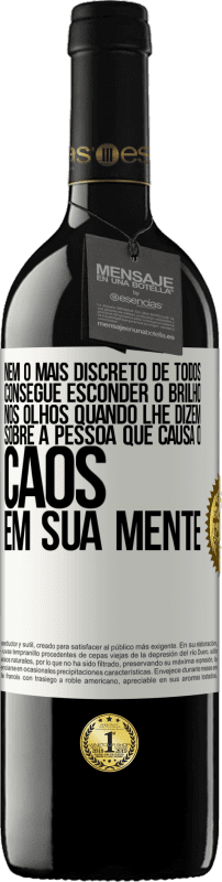 39,95 € | Vinho tinto Edição RED MBE Reserva Nem o mais discreto de todos consegue esconder o brilho nos olhos quando lhe dizem sobre a pessoa que causa o caos em sua Etiqueta Branca. Etiqueta personalizável Reserva 12 Meses Colheita 2015 Tempranillo