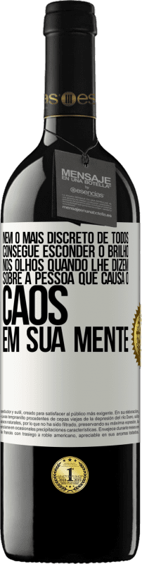 39,95 € Envio grátis | Vinho tinto Edição RED MBE Reserva Nem o mais discreto de todos consegue esconder o brilho nos olhos quando lhe dizem sobre a pessoa que causa o caos em sua Etiqueta Branca. Etiqueta personalizável Reserva 12 Meses Colheita 2016 Tempranillo