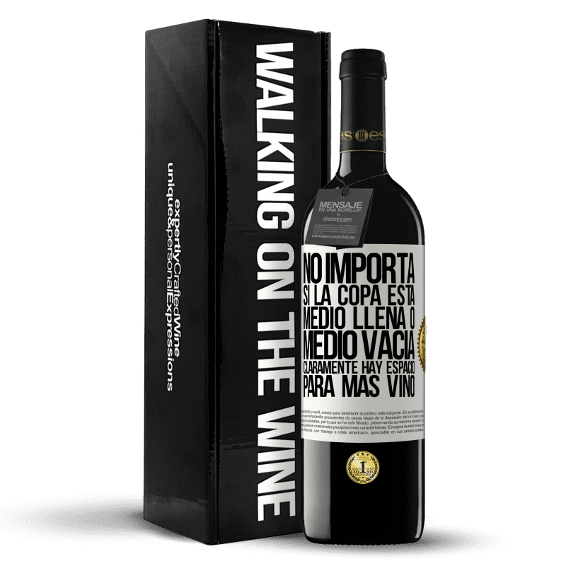 39,95 € Envío gratis | Vino Tinto Edición RED MBE Reserva No importa si la copa está medio llena o medio vacía. Cláramente hay espacio para más vino Etiqueta Blanca. Etiqueta personalizable Reserva 12 Meses Cosecha 2016 Tempranillo