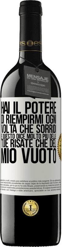 39,95 € | Vino rosso Edizione RED MBE Riserva Hai il potere di riempirmi ogni volta che sorridi, e questo dice molto più delle tue risate che del mio vuoto Etichetta Bianca. Etichetta personalizzabile Riserva 12 Mesi Raccogliere 2015 Tempranillo