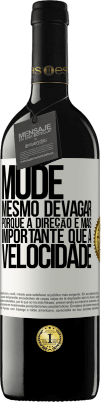 39,95 € | Vinho tinto Edição RED MBE Reserva Mude, mesmo devagar, porque a direção é mais importante que a velocidade Etiqueta Branca. Etiqueta personalizável Reserva 12 Meses Colheita 2015 Tempranillo