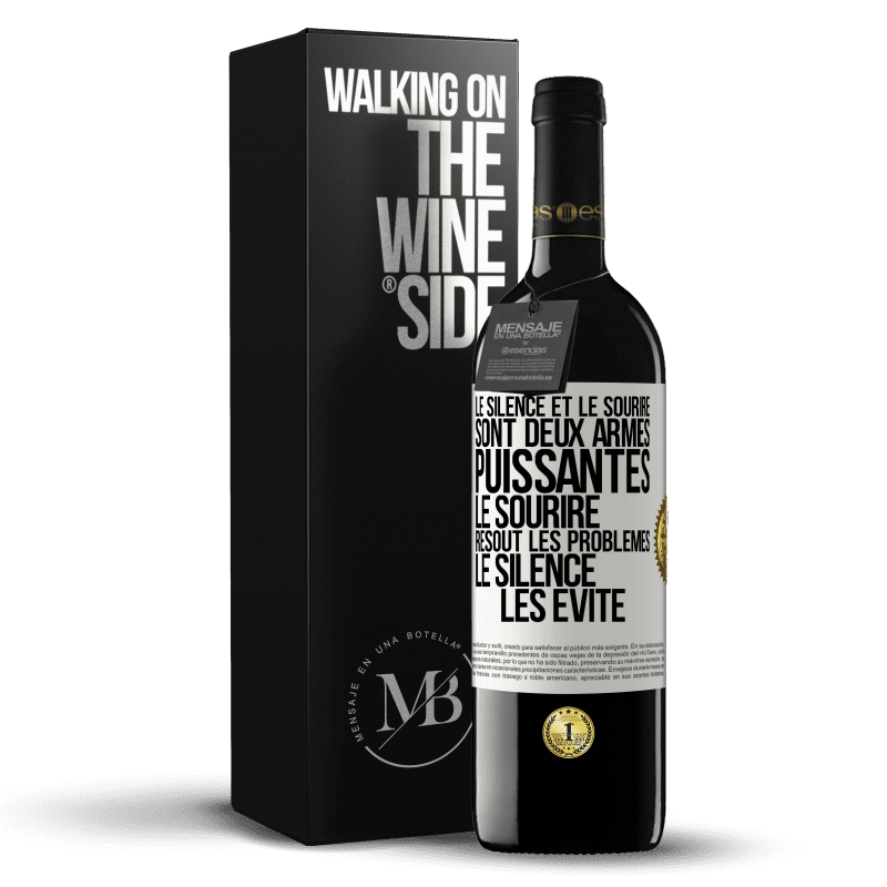 39,95 € Envoi gratuit | Vin rouge Édition RED MBE Réserve Le silence et le sourire sont deux armes puissantes. Le sourire résout les problèmes, le silence les évite Étiquette Blanche. Étiquette personnalisable Réserve 12 Mois Récolte 2016 Tempranillo