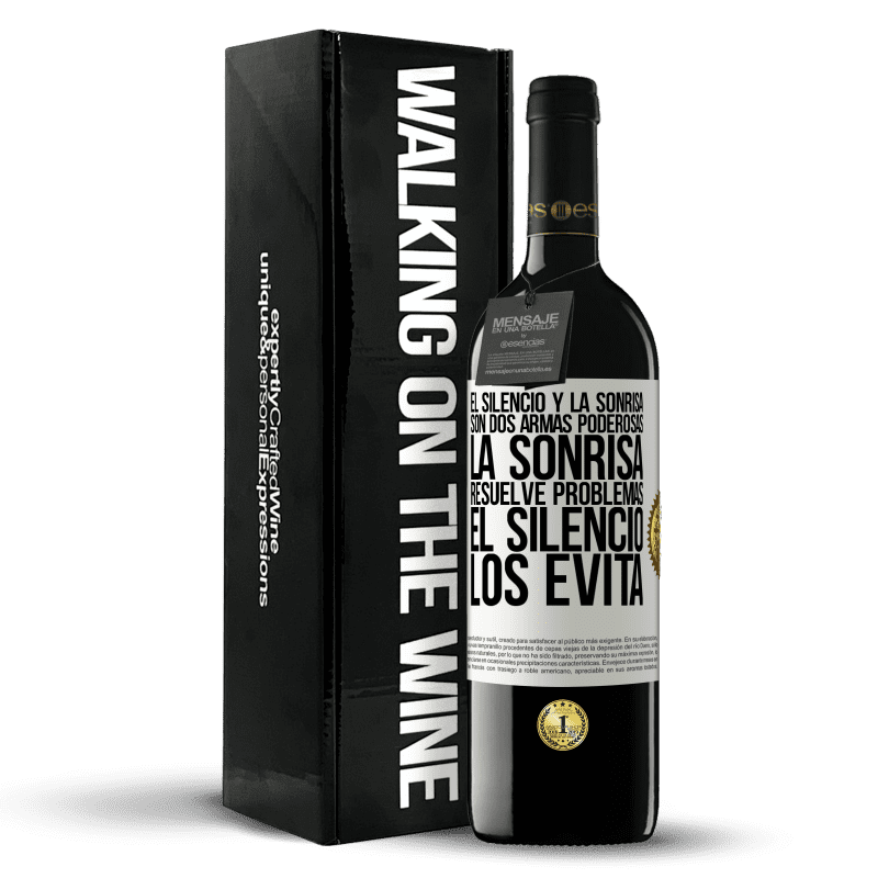 39,95 € Envío gratis | Vino Tinto Edición RED MBE Reserva El silencio y la sonrisa son dos armas poderosas. La sonrisa resuelve problemas, el silencio los evita Etiqueta Blanca. Etiqueta personalizable Reserva 12 Meses Cosecha 2015 Tempranillo