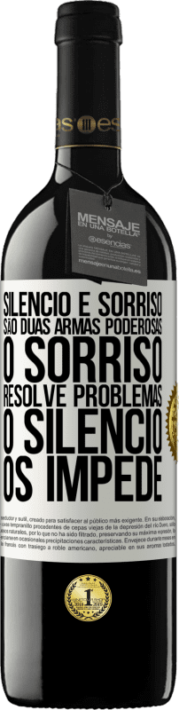 39,95 € | Vinho tinto Edição RED MBE Reserva Silêncio e sorriso são duas armas poderosas. O sorriso resolve problemas, o silêncio os impede Etiqueta Branca. Etiqueta personalizável Reserva 12 Meses Colheita 2015 Tempranillo