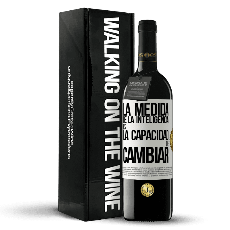 39,95 € Envío gratis | Vino Tinto Edición RED MBE Reserva La medida de la inteligencia es la capacidad de cambiar Etiqueta Blanca. Etiqueta personalizable Reserva 12 Meses Cosecha 2015 Tempranillo