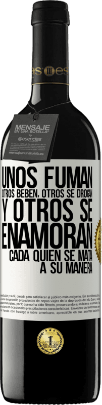 39,95 € | Vino Tinto Edición RED MBE Reserva Unos fuman, otros beben, otros se drogan, y otros se enamoran. Cada quien se mata a su manera Etiqueta Blanca. Etiqueta personalizable Reserva 12 Meses Cosecha 2015 Tempranillo