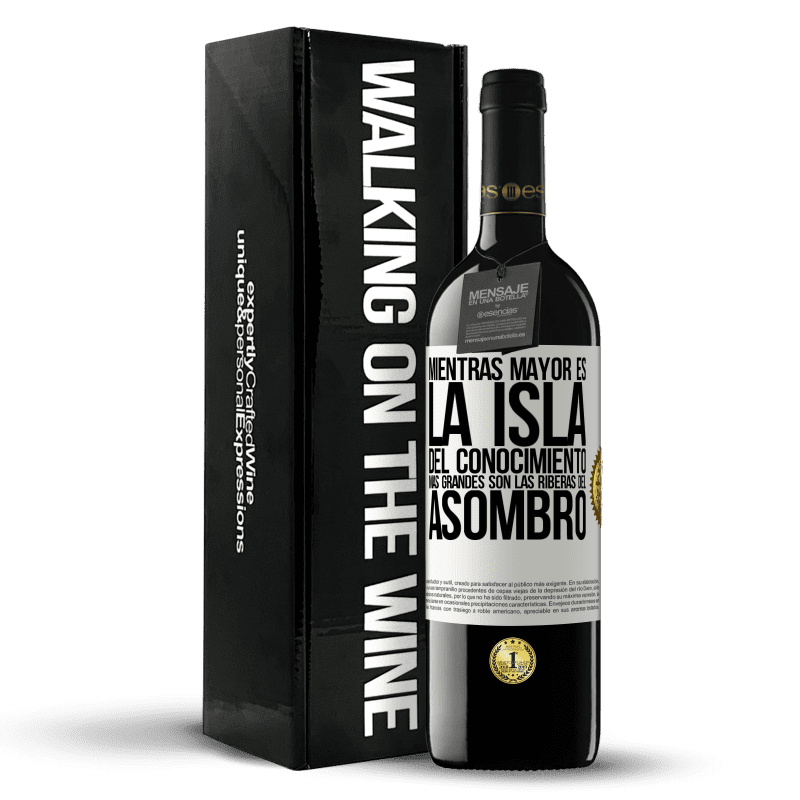 39,95 € Envío gratis | Vino Tinto Edición RED MBE Reserva Mientras mayor es la isla del conocimiento, más grandes son las riberas del asombro Etiqueta Blanca. Etiqueta personalizable Reserva 12 Meses Cosecha 2015 Tempranillo