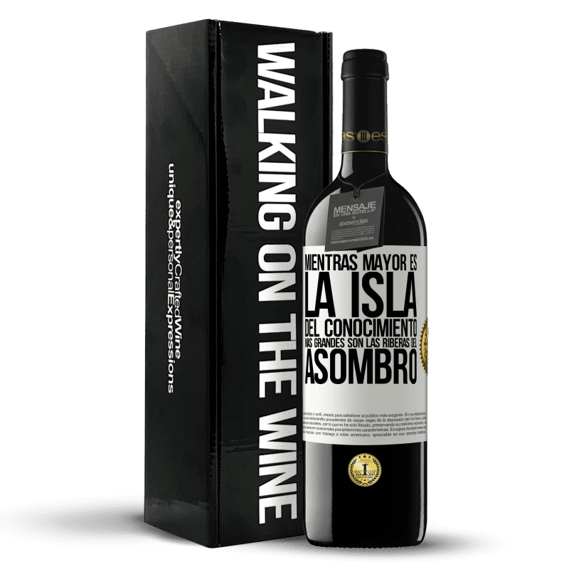 39,95 € Envío gratis | Vino Tinto Edición RED MBE Reserva Mientras mayor es la isla del conocimiento, más grandes son las riberas del asombro Etiqueta Blanca. Etiqueta personalizable Reserva 12 Meses Cosecha 2016 Tempranillo