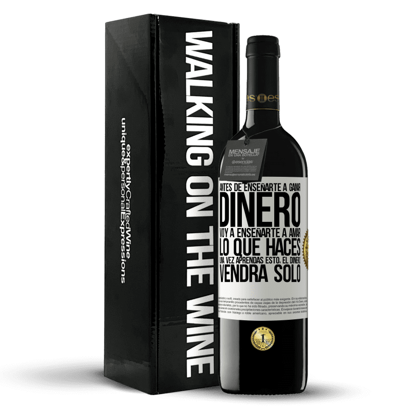 39,95 € Envío gratis | Vino Tinto Edición RED MBE Reserva Antes de enseñarte a ganar dinero, voy a enseñarte a amar lo que haces. Una vez aprendas esto, el dinero vendrá solo Etiqueta Blanca. Etiqueta personalizable Reserva 12 Meses Cosecha 2015 Tempranillo