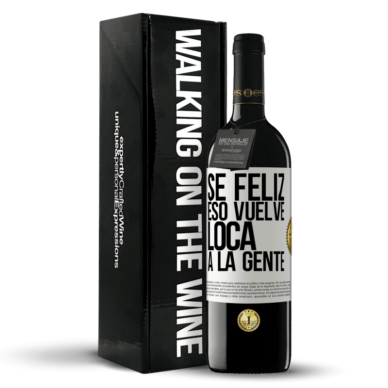 39,95 € Envío gratis | Vino Tinto Edición RED MBE Reserva Sé feliz. Eso vuelve loca a la gente Etiqueta Blanca. Etiqueta personalizable Reserva 12 Meses Cosecha 2015 Tempranillo