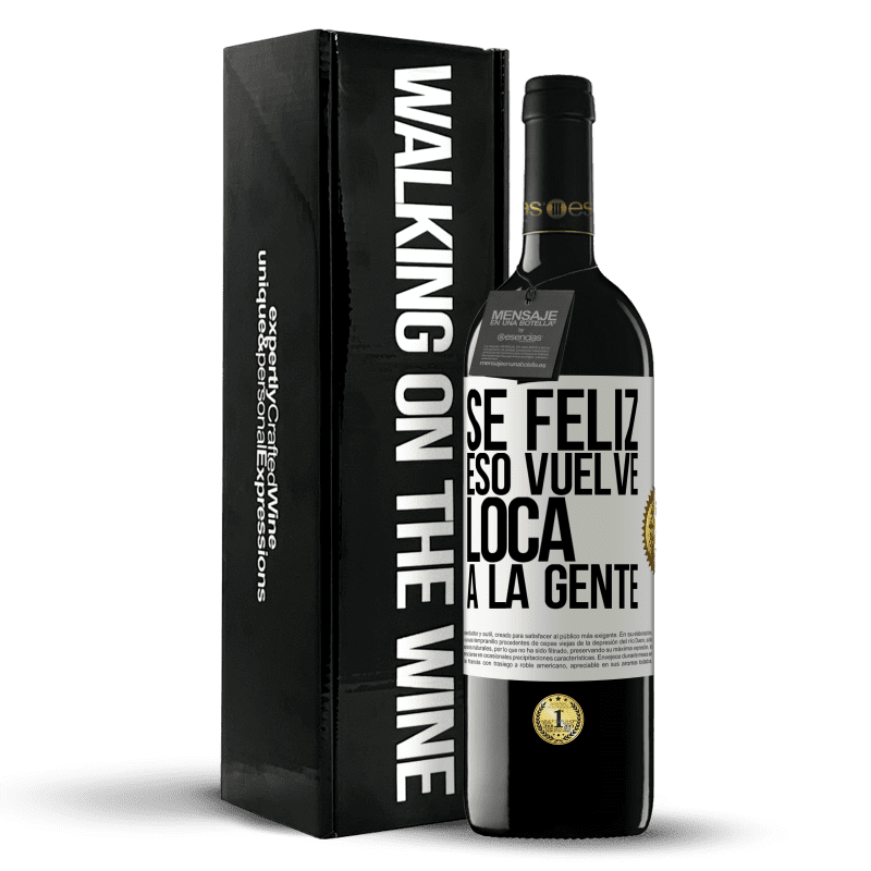 39,95 € Envío gratis | Vino Tinto Edición RED MBE Reserva Sé feliz. Eso vuelve loca a la gente Etiqueta Blanca. Etiqueta personalizable Reserva 12 Meses Cosecha 2016 Tempranillo