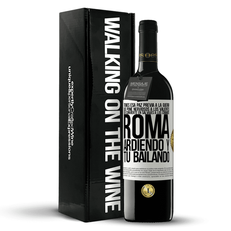 39,95 € Envío gratis | Vino Tinto Edición RED MBE Reserva Tienes esa paz previa a la guerra que pone nerviosos a los valientes, que convierte en salvajes a los cobardes. Roma Etiqueta Blanca. Etiqueta personalizable Reserva 12 Meses Cosecha 2015 Tempranillo