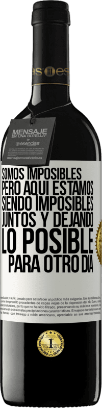 39,95 € Envío gratis | Vino Tinto Edición RED MBE Reserva Somos imposibles, pero aquí estamos, siendo imposibles juntos y dejando lo posible para otro día Etiqueta Blanca. Etiqueta personalizable Reserva 12 Meses Cosecha 2016 Tempranillo