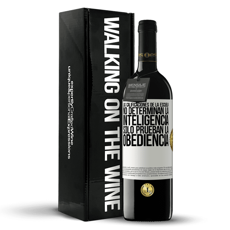 39,95 € Envío gratis | Vino Tinto Edición RED MBE Reserva Las calificaciones de la escuela no determinan la inteligencia. Sólo prueban la obediencia Etiqueta Blanca. Etiqueta personalizable Reserva 12 Meses Cosecha 2015 Tempranillo