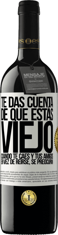 39,95 € | Vino Tinto Edición RED MBE Reserva Te das cuenta de que estás viejo cuando te caes y tus amigos en vez de reírse, se preocupan Etiqueta Blanca. Etiqueta personalizable Reserva 12 Meses Cosecha 2015 Tempranillo