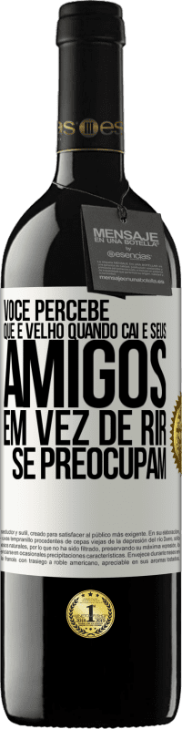 39,95 € | Vinho tinto Edição RED MBE Reserva Você percebe que é velho quando cai e seus amigos, em vez de rir, se preocupam Etiqueta Branca. Etiqueta personalizável Reserva 12 Meses Colheita 2015 Tempranillo