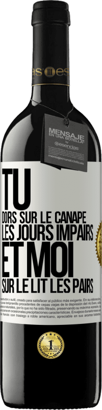 39,95 € | Vin rouge Édition RED MBE Réserve Tu dors sur le canapé les jours impairs et moi sur le lit les pairs Étiquette Blanche. Étiquette personnalisable Réserve 12 Mois Récolte 2016 Tempranillo