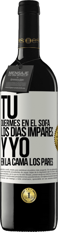 39,95 € | Vino Tinto Edición RED MBE Reserva Tú duermes en el sofá los días impares y yo en la cama los pares Etiqueta Blanca. Etiqueta personalizable Reserva 12 Meses Cosecha 2016 Tempranillo