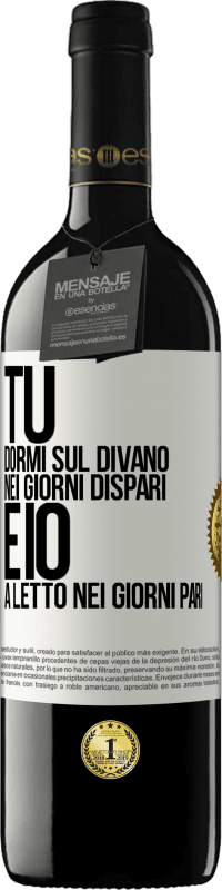 Spedizione Gratuita | Vino rosso Edizione RED MBE Riserva Tu dormi sul divano nei giorni dispari e io a letto nei giorni pari Etichetta Bianca. Etichetta personalizzabile Riserva 12 Mesi Raccogliere 2014 Tempranillo