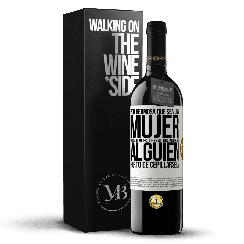 39,95 € Envío gratis | Vino Tinto Edición RED MBE Reserva Por hermosa que sea una mujer nunca olvides que en alguna parte hay alguien harto de cepillársela Etiqueta Blanca. Etiqueta personalizable Reserva 12 Meses Cosecha 2014 Tempranillo