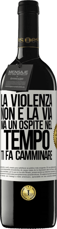 Spedizione Gratuita | Vino rosso Edizione RED MBE Riserva La violenza non è la via, ma un ospite nel tempo ti fa camminare Etichetta Bianca. Etichetta personalizzabile Riserva 12 Mesi Raccogliere 2014 Tempranillo