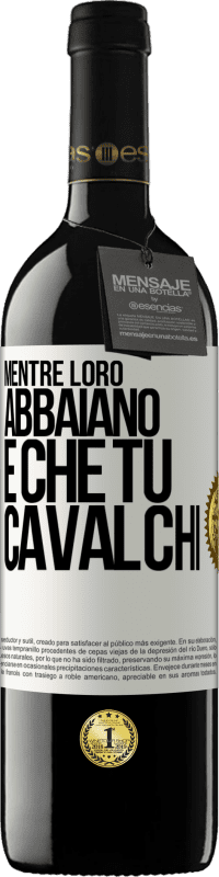 39,95 € | Vino rosso Edizione RED MBE Riserva Mentre loro abbaiano è che tu cavalchi Etichetta Bianca. Etichetta personalizzabile Riserva 12 Mesi Raccogliere 2015 Tempranillo