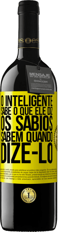 39,95 € | Vinho tinto Edição RED MBE Reserva O inteligente sabe o que ele diz. Os sábios sabem quando dizê-lo Etiqueta Amarela. Etiqueta personalizável Reserva 12 Meses Colheita 2015 Tempranillo
