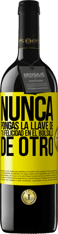 39,95 € | Vino Tinto Edición RED MBE Reserva Nunca pongas la llave de tu felicidad en el bolsillo de otro Etiqueta Amarilla. Etiqueta personalizable Reserva 12 Meses Cosecha 2016 Tempranillo