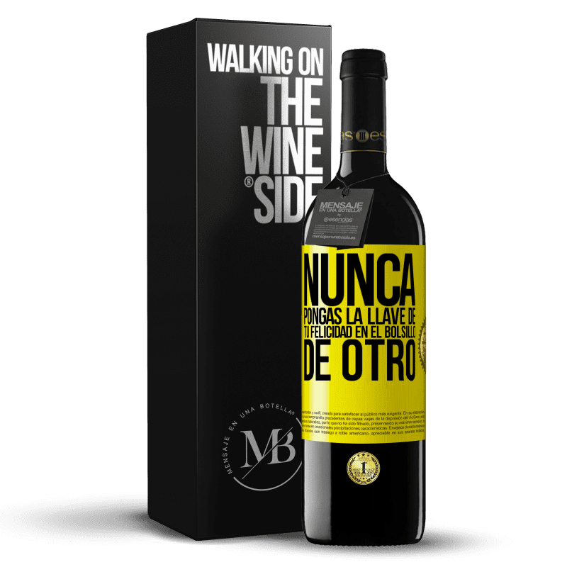 39,95 € Envío gratis | Vino Tinto Edición RED MBE Reserva Nunca pongas la llave de tu felicidad en el bolsillo de otro Etiqueta Amarilla. Etiqueta personalizable Reserva 12 Meses Cosecha 2015 Tempranillo