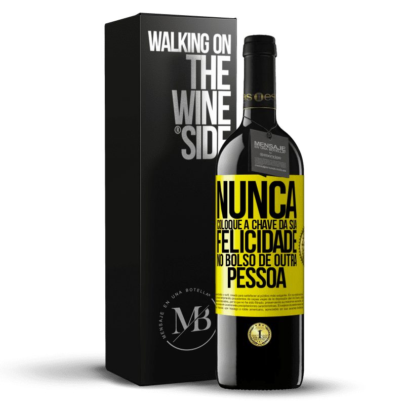 39,95 € Envio grátis | Vinho tinto Edição RED MBE Reserva Nunca coloque a chave da sua felicidade no bolso de outra pessoa Etiqueta Amarela. Etiqueta personalizável Reserva 12 Meses Colheita 2015 Tempranillo