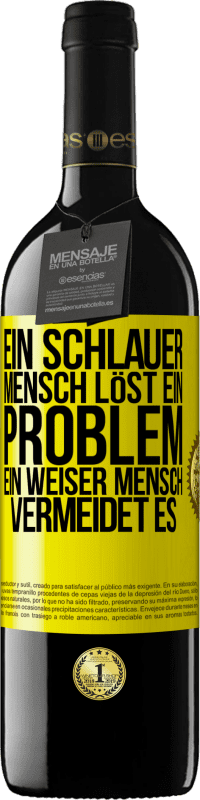 Kostenloser Versand | Rotwein RED Ausgabe MBE Reserve Ein schlauer Mensch löst ein Problem. Ein weiser Mensch vermeidet es Gelbes Etikett. Anpassbares Etikett Reserve 12 Monate Ernte 2014 Tempranillo