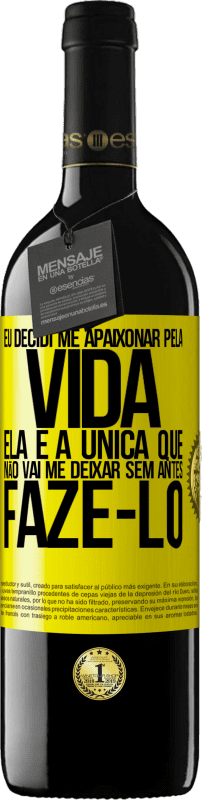 39,95 € | Vinho tinto Edição RED MBE Reserva Eu decidi me apaixonar pela vida. Ela é a única que não vai me deixar sem antes fazê-lo Etiqueta Amarela. Etiqueta personalizável Reserva 12 Meses Colheita 2015 Tempranillo