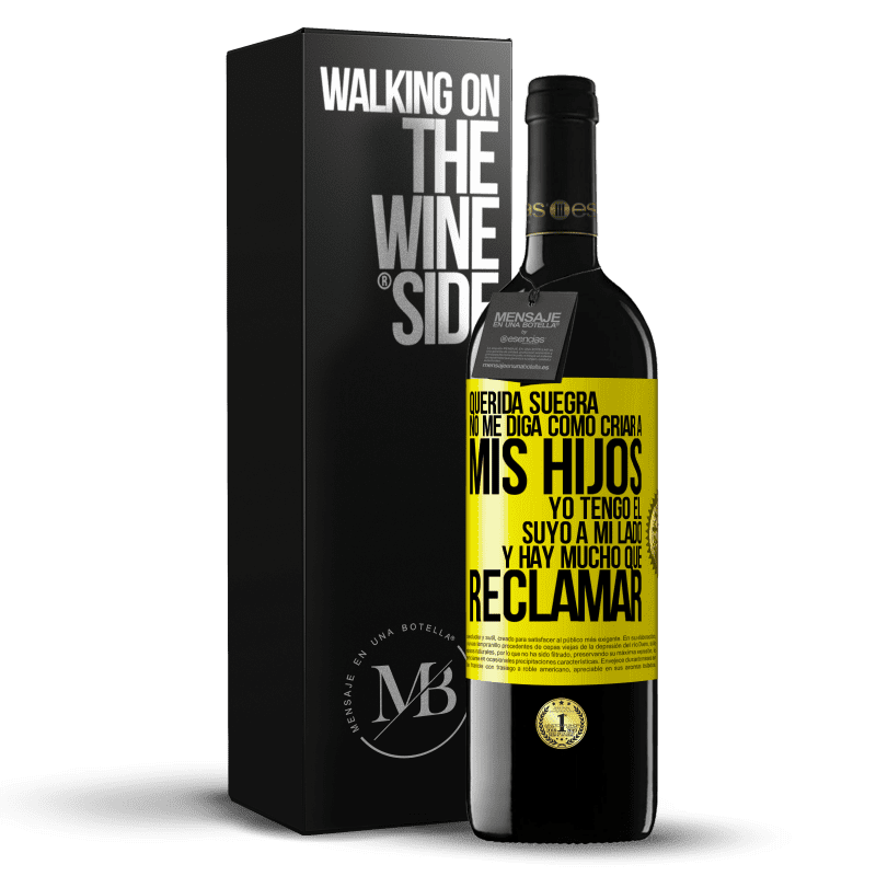 39,95 € Envío gratis | Vino Tinto Edición RED MBE Reserva Querida suegra, no me diga como criar a mis hijos. Yo tengo el suyo a mi lado y hay mucho que reclamar Etiqueta Amarilla. Etiqueta personalizable Reserva 12 Meses Cosecha 2015 Tempranillo