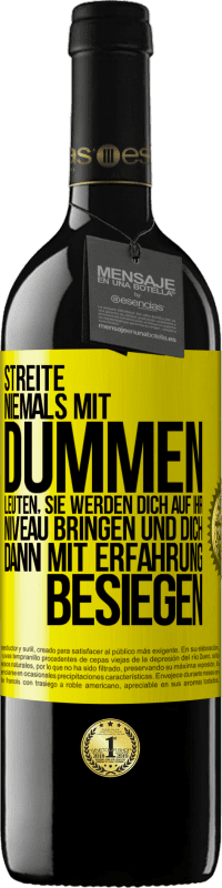 39,95 € Kostenloser Versand | Rotwein RED Ausgabe MBE Reserve Streite niemals mit dummen Leuten, sie werden dich auf ihr Niveau bringen und dich dann mit Erfahrung besiegen. Gelbes Etikett. Anpassbares Etikett Reserve 12 Monate Ernte 2016 Tempranillo