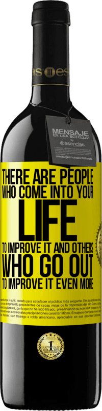 39,95 € | Красное вино Издание RED MBE Бронировать Есть люди, которые приходят в вашу жизнь, чтобы улучшить ее, и другие, которые идут, чтобы улучшить ее еще больше Желтая этикетка. Настраиваемая этикетка Бронировать 12 Месяцы Урожай 2016 Tempranillo
