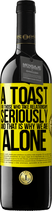 39,95 € Бесплатная доставка | Красное вино Издание RED MBE Бронировать Тост за тех, кто серьезно относится к отношениям, и поэтому мы одни Желтая этикетка. Настраиваемая этикетка Бронировать 12 Месяцы Урожай 2016 Tempranillo