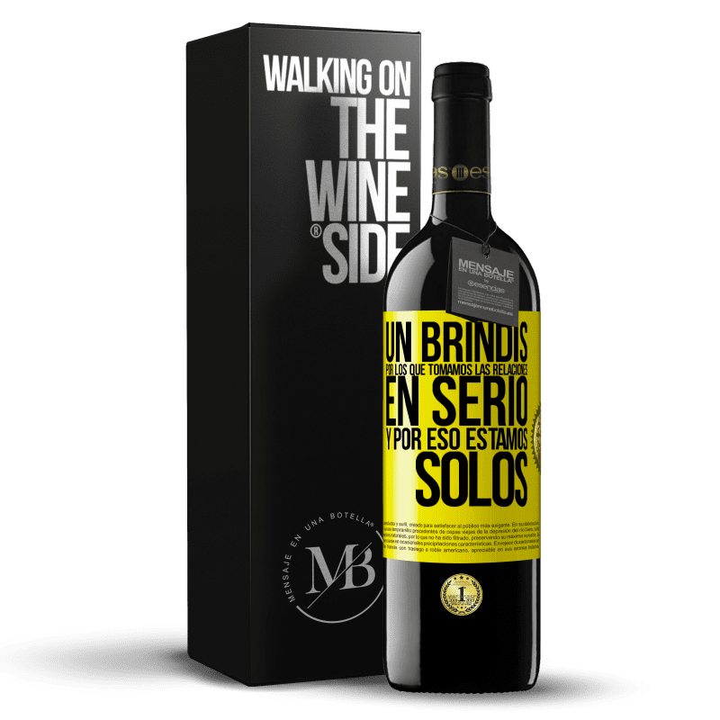 39,95 € Envío gratis | Vino Tinto Edición RED MBE Reserva Un brindis por los que tomamos las relaciones en serio y por eso estamos solos Etiqueta Amarilla. Etiqueta personalizable Reserva 12 Meses Cosecha 2015 Tempranillo