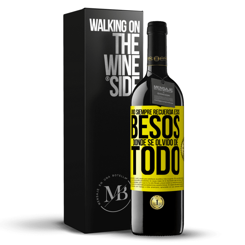 39,95 € Envío gratis | Vino Tinto Edición RED MBE Reserva Uno siempre recuerda esos besos donde se olvidó de todo Etiqueta Amarilla. Etiqueta personalizable Reserva 12 Meses Cosecha 2015 Tempranillo