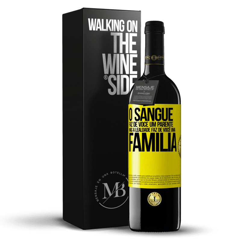 39,95 € Envio grátis | Vinho tinto Edição RED MBE Reserva O sangue faz de você um parente, mas a lealdade faz de você uma família Etiqueta Amarela. Etiqueta personalizável Reserva 12 Meses Colheita 2015 Tempranillo