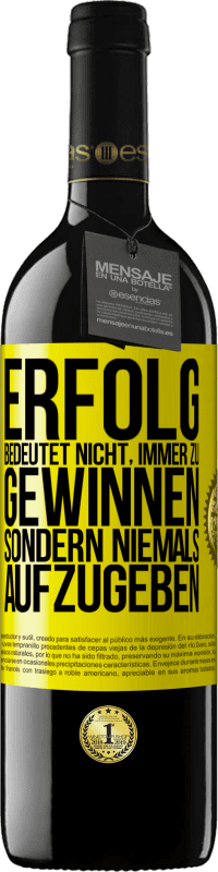 Kostenloser Versand | Rotwein RED Ausgabe MBE Reserve Erfolg bedeutet nicht, immer zu gewinnen, sondern niemals aufzugeben Gelbes Etikett. Anpassbares Etikett Reserve 12 Monate Ernte 2014 Tempranillo