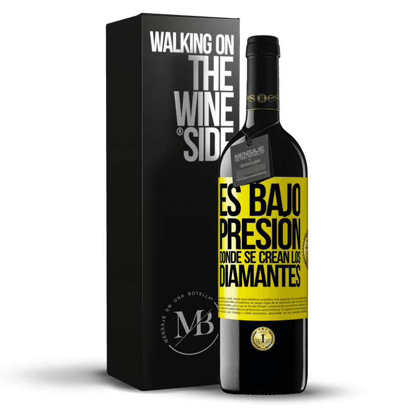 39,95 € Envío gratis | Vino Tinto Edición RED MBE Reserva Es bajo presión donde se crean los diamantes Etiqueta Amarilla. Etiqueta personalizable Reserva 12 Meses Cosecha 2015 Tempranillo