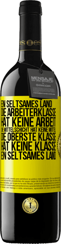 39,95 € Kostenloser Versand | Rotwein RED Ausgabe MBE Reserve Ein seltsames Land: Die Arbeiterklasse hat keine Arbeit, die Mittelschicht hat keine Mittel, die oberste Klasse hat keine Klasse Gelbes Etikett. Anpassbares Etikett Reserve 12 Monate Ernte 2016 Tempranillo