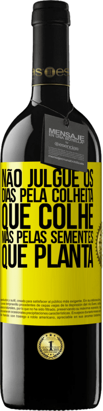 39,95 € Envio grátis | Vinho tinto Edição RED MBE Reserva Não julgue os dias pela colheita que colhe, mas pelas sementes que planta Etiqueta Amarela. Etiqueta personalizável Reserva 12 Meses Colheita 2016 Tempranillo