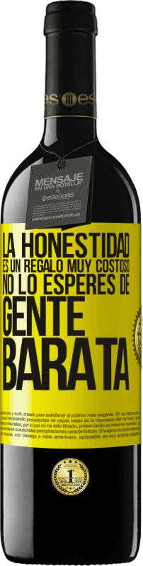 39,95 € Envío gratis | Vino Tinto Edición RED MBE Reserva La honestidad es un regalo muy costoso. No lo esperes de gente barata Etiqueta Amarilla. Etiqueta personalizable Reserva 12 Meses Cosecha 2016 Tempranillo